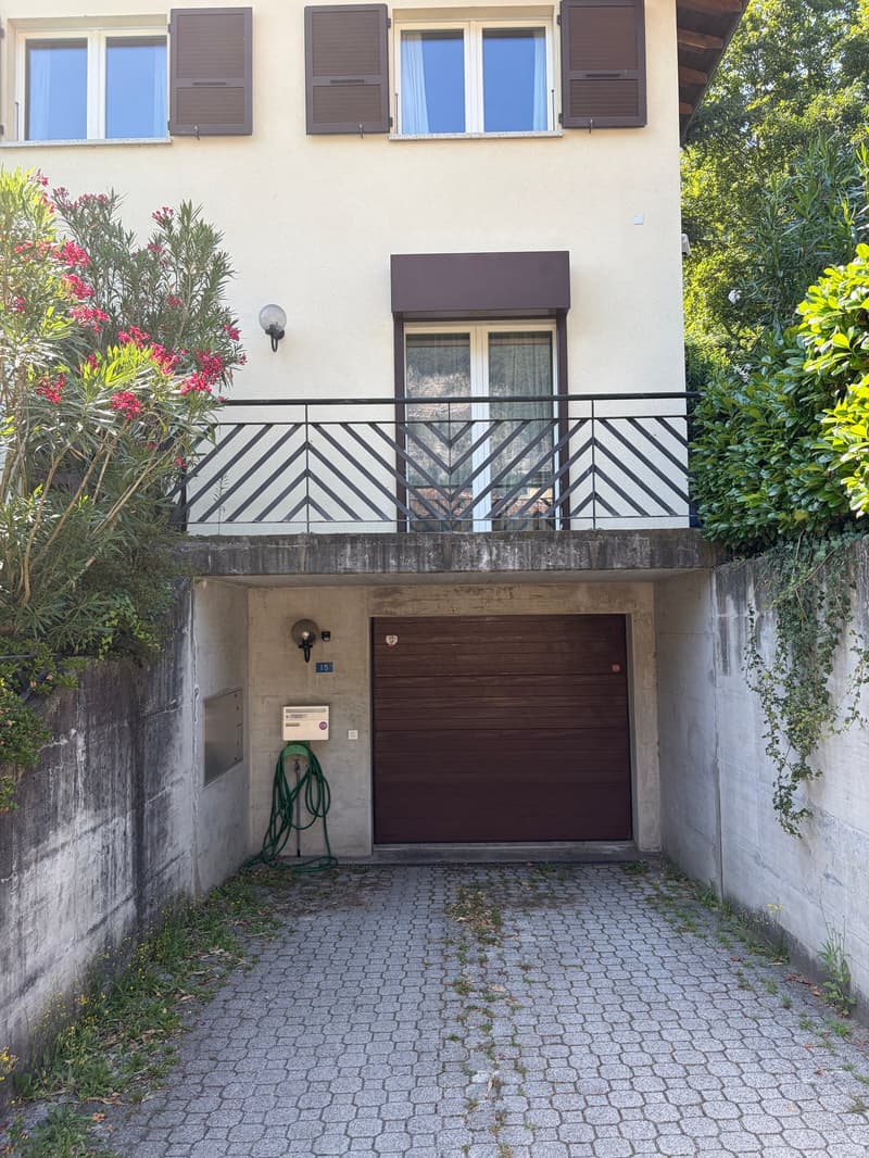 Incantevole villa unifamiliare con piscina, garage doppio e vista lago (12)