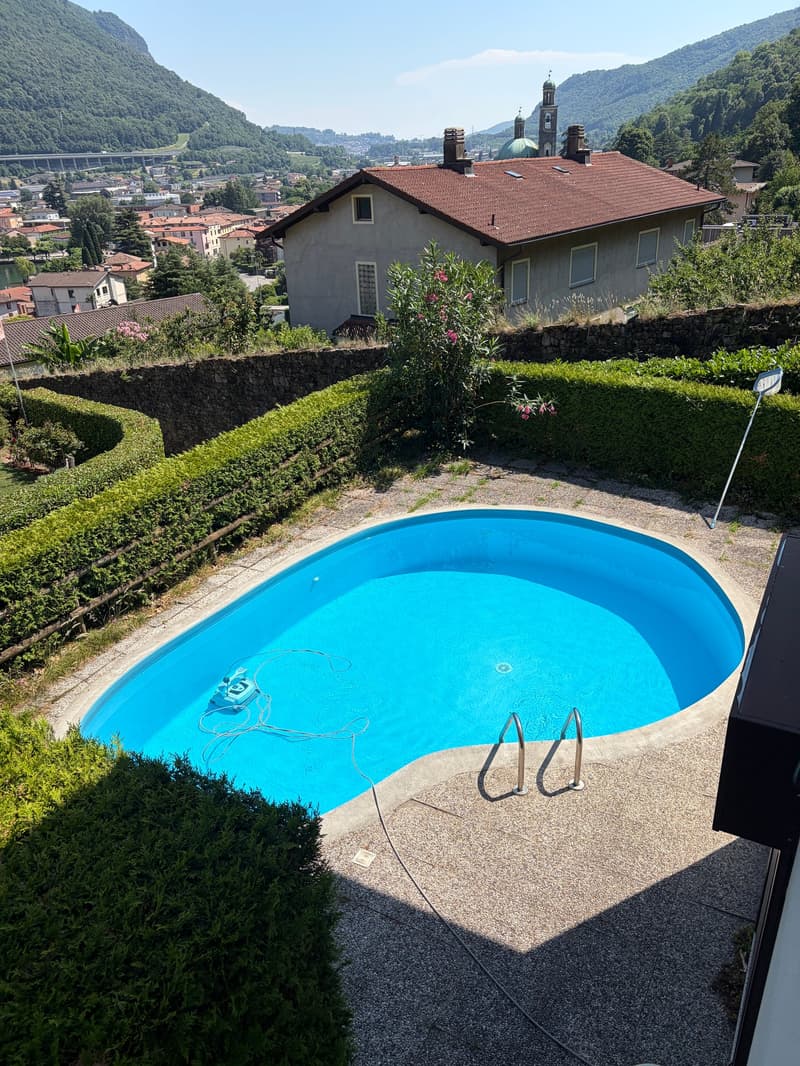 Incantevole villa unifamiliare con piscina, garage doppio e vista lago (2)