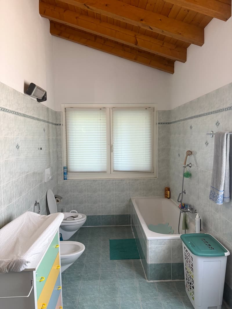 Incantevole villa unifamiliare con piscina, garage doppio e vista lago (7)