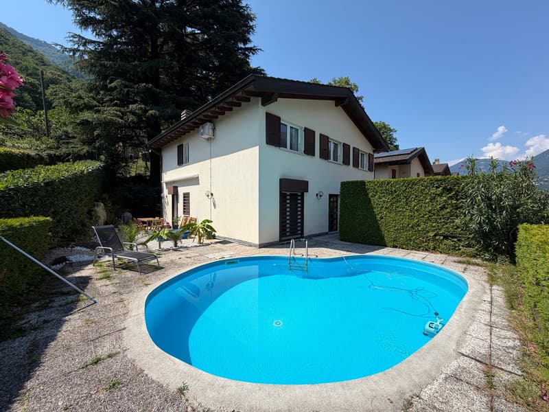 Incantevole villa unifamiliare con piscina, garage doppio e vista lago (1)