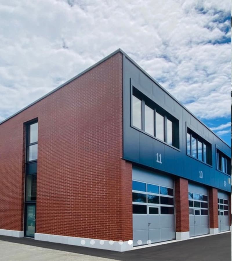 Box / Local de stockage / a modern office building with a red brick building