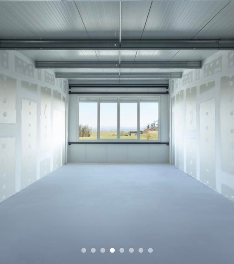 Etage supérieur - env. 30 m2 - Charge au sol 300 kg/m2 / an empty room with white walls and floors and a large window on the ceiling