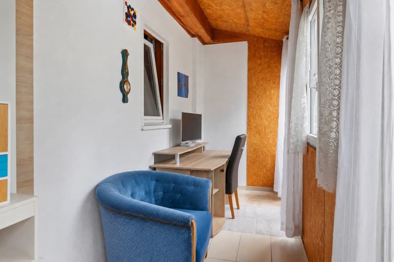 Espace bureau / a living room with a small table, chair and desk