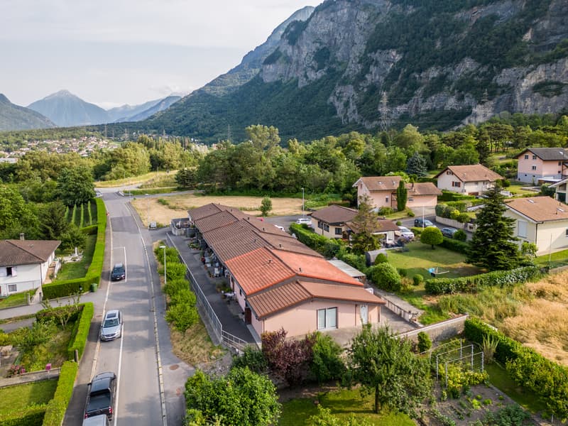 Vue aérienne de la PPE / aerial view of a small town or village with cars on the road and houses in the valley