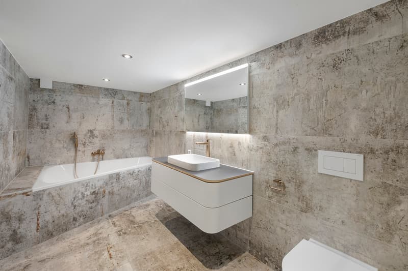 Salle de bains / a modern bathroom with a white sink, toilet, tub and mirror