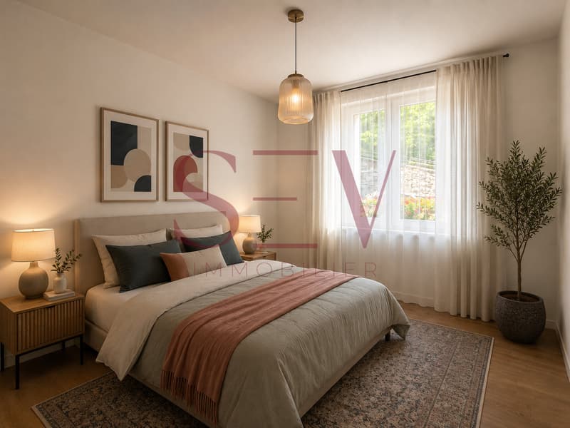 Chambre d'enfant ou bureau selon vos besoins / a white bedroom with a large window, a bed, lamp and potted plant