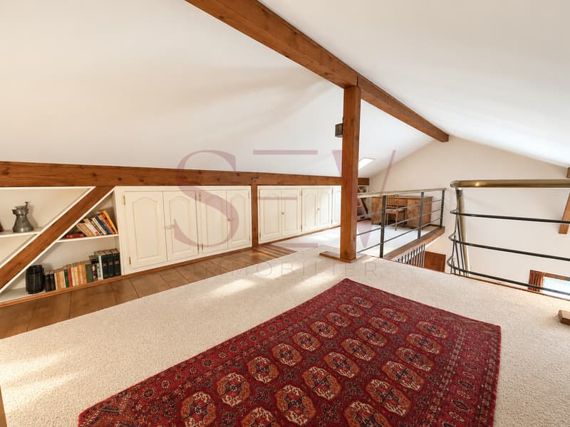 Combles: Mezzanine avec espace bureau et rangements