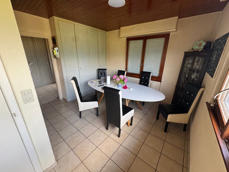 EN EXCLUSIVITÉ - Villa individuelle de 6 pièces à rénover, avec jardin et vue sur les montagnes (6)