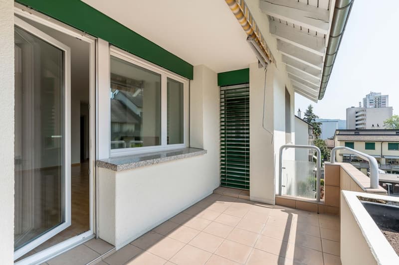 Grosszügige 4-Zimmer-Wohnung mit zwei Balkonen und Weitblick ins Grüne (11)
