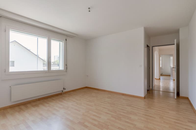 Grosszügige 4-Zimmer-Wohnung mit zwei Balkonen und Weitblick ins Grüne (7)