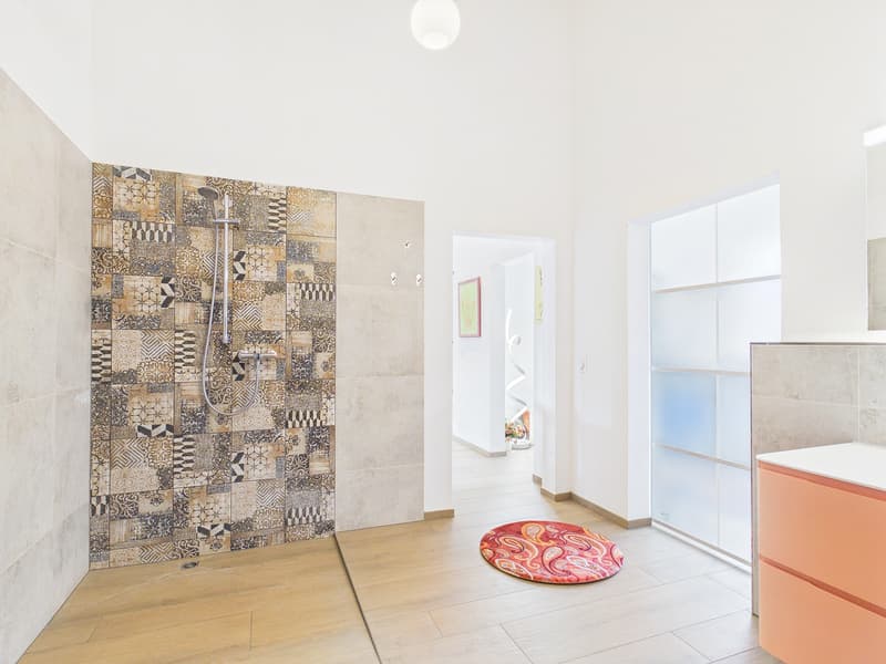 Stylische 3.5-Zimmer-Attikawohnung mit Balkon und direktem Liftzugang im Herzen von Zwingen (8)