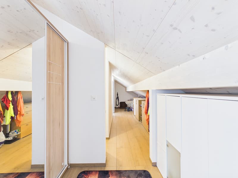 Stylische 3.5-Zimmer-Attikawohnung mit Balkon und direktem Liftzugang im Herzen von Zwingen (10)
