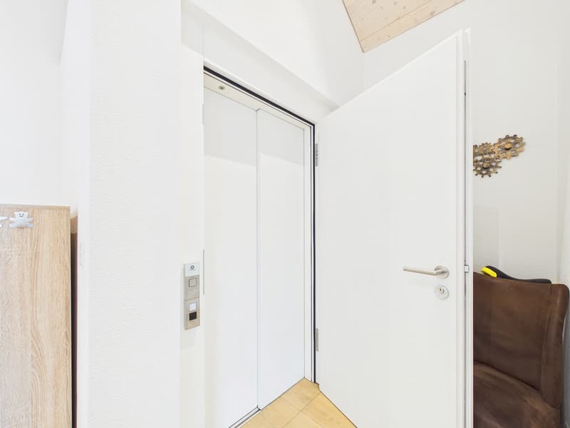 Stylische 3.5-Zimmer-Attikawohnung mit Balkon und direktem Liftzugang im Herzen von Zwingen (11)