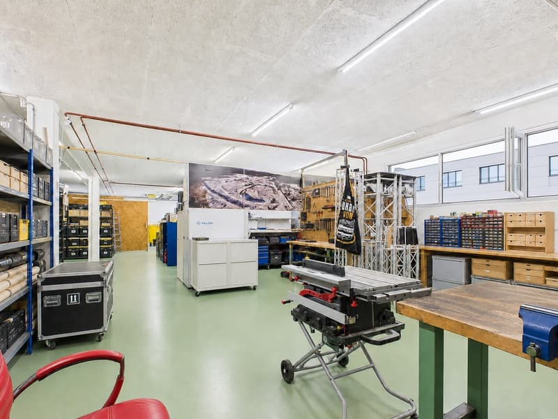 Attraktive Gewerbefläche mit Nasszone und Parkplatz / Strom & Wasser inklusive (7)