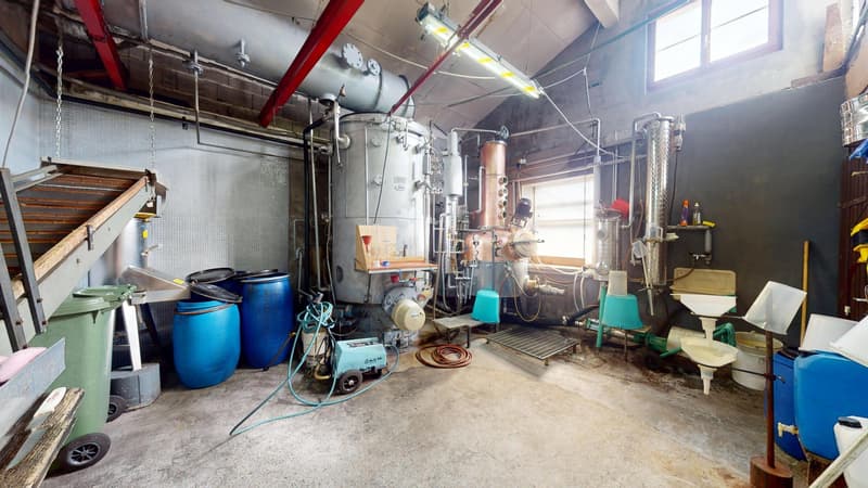Gewerbeliegenschaft mit voll eingerichteter Brennerei und Ausbaupotenzial für eine grosszügige 5½-Zimmer-Wohnung (2)