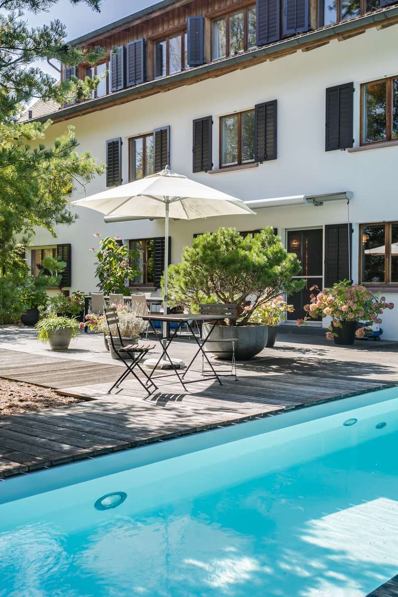 Ansicht, Terrasse und Schwimmbad