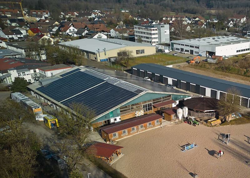 Reithalle mit PV-Anlage