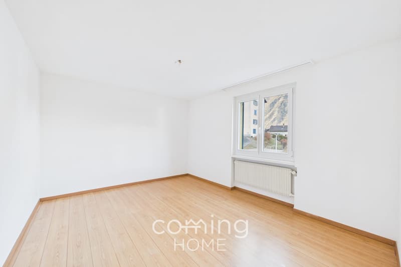 Sonnige 3.5-Zimmerwohnung mit Balkon und Bergsicht in ruhiger Lage (8)