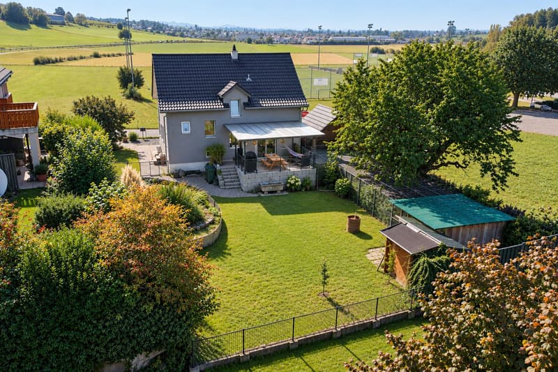 Freistehendes 5.5-Zimmer-Einfamilienhaus mit grossem Garten, Veranda & Weitblick (1)
