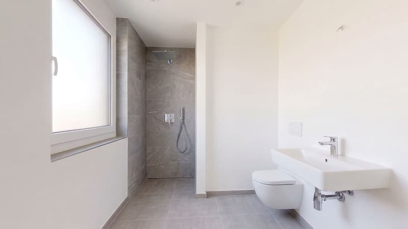 Moderne 5.5-Zimmer-Gartenwohnung mit Master Bedroom, Bad en Suite, Loggia & Balkon (12)