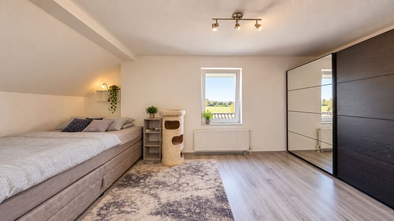 Ruhe, Weite, Umschwung – Rennoviertes Einfamilienhaus mit Garten und überdachter Terrasse (11)