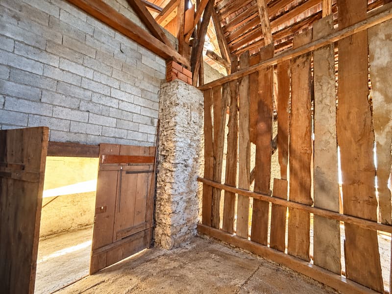 Maison villageoise à rénover avec grange (10)