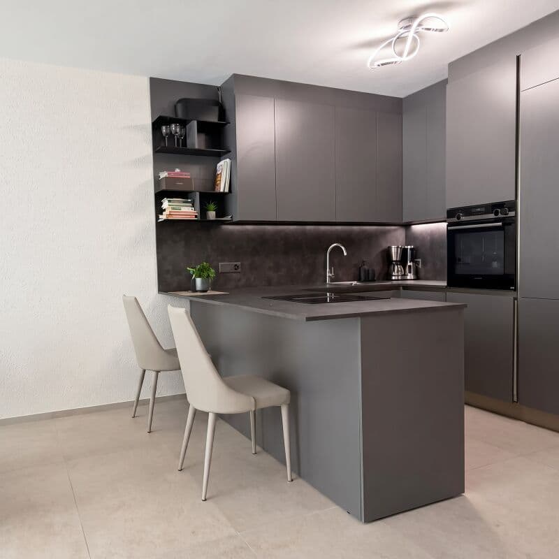 3,5-Zimmer-Wohnung in einer Wohnanlage mit Swimmingpool und Park (3)