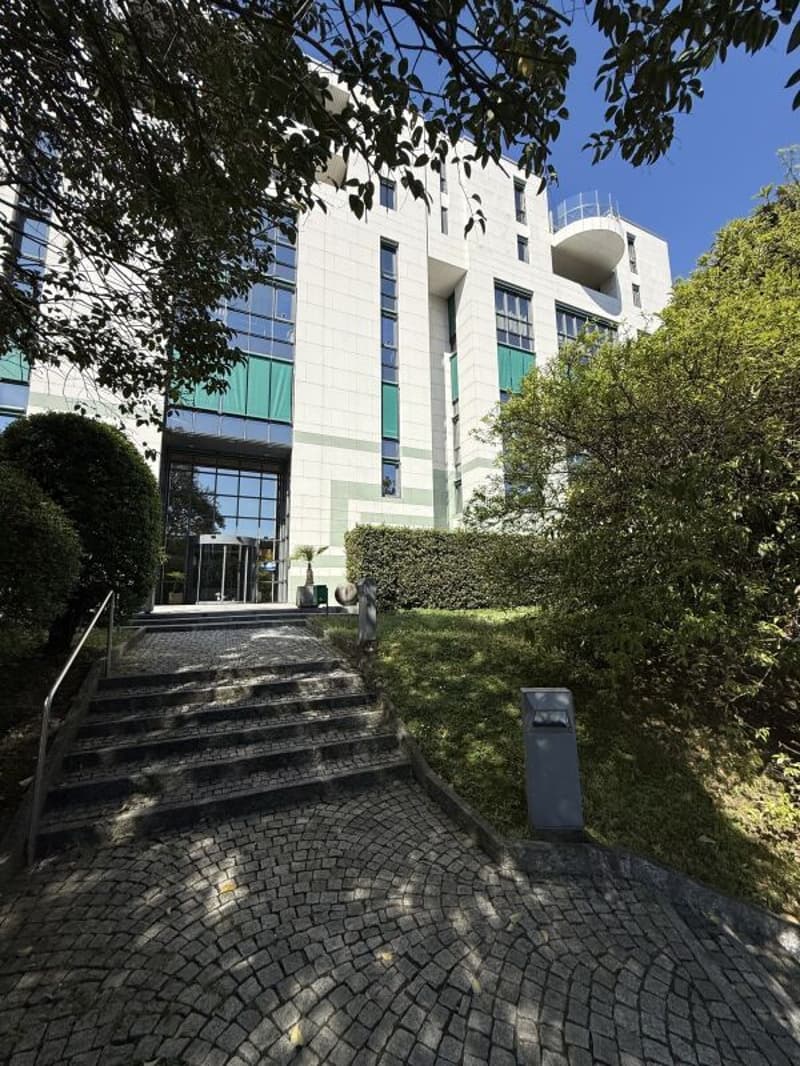 Prestigioso ufficio con vista dominante sulla città. Adatto uso misto abitativo (8)