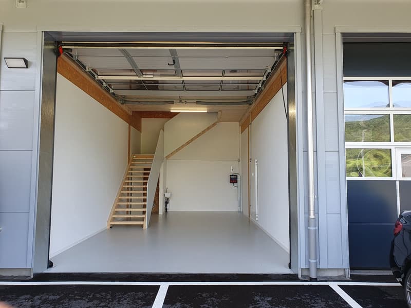 "Gewerbebox, zweigeschossig, Raumhöhe im EG 4.26 Meter, erschlossen mit Sektionaltor" (2)