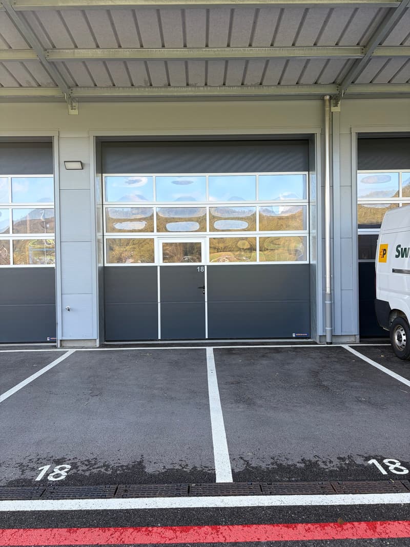"Gewerbebox, zweigeschossig, Raumhöhe im EG 4.26 Meter, erschlossen mit Sektionaltor" (3)