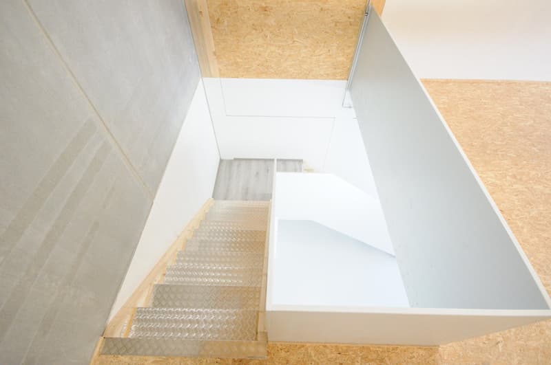 "Gewerbebox, zweigeschossig, Raumhöhe im EG 4.26 Meter, erschlossen mit Sektionaltor" (5)
