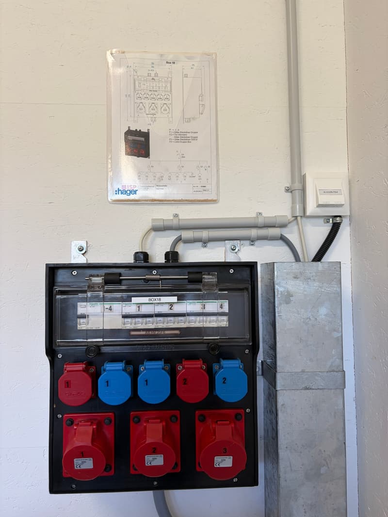 "Gewerbebox, zweigeschossig, Raumhöhe im EG 4.26 Meter, erschlossen mit Sektionaltor" (8)
