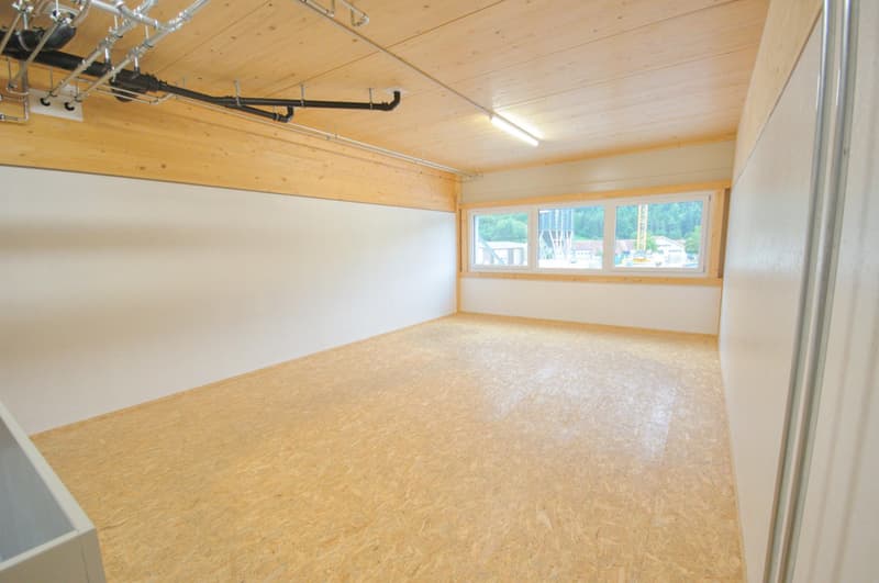 "Gewerbebox, zweigeschossig, Raumhöhe im EG 4.26 Meter, erschlossen mit Sektionaltor" (4)