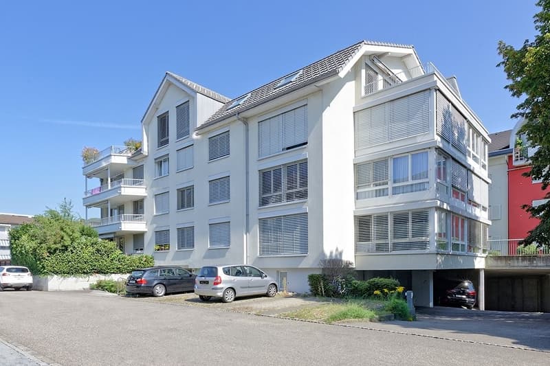 Kesselweg 12 & Autoeinstellhalleneinfahrt rechts