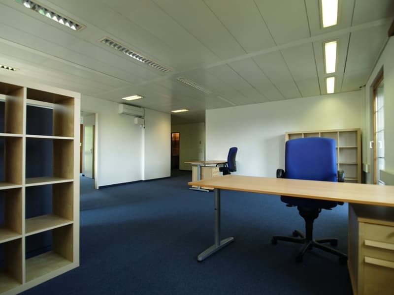 Bright office space, 1 open office, 2 lockable offices, balcony, kitchen, and toilet (4)