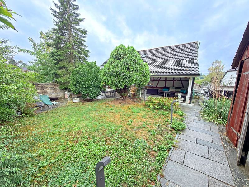 Charmantes 8-Zimmer-Einfamilienhaus mit Garten und Garage in Oberglatt (3)