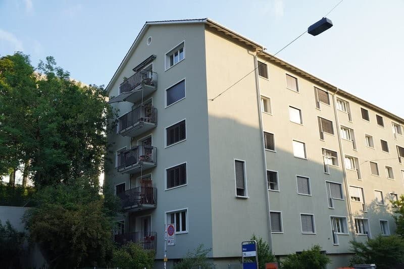 Zentral gelegene 5.5 Zimmer-Wohnung mit Balkon (1)