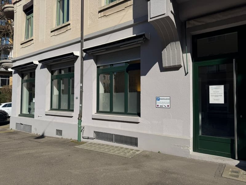 Helle Räumlichkeiten für Büro/Praxis zu vermieten (2)