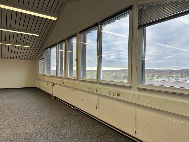 Attraktive und helle Bürofläche an bester Lage in Uster (4)