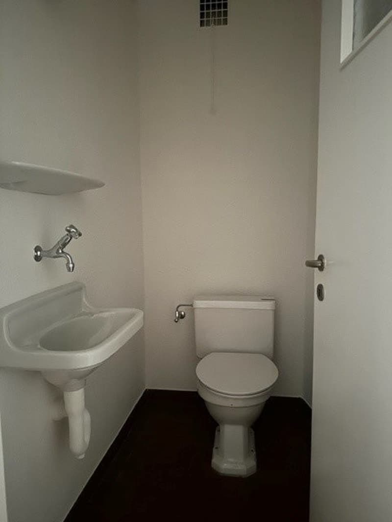 Separates wc