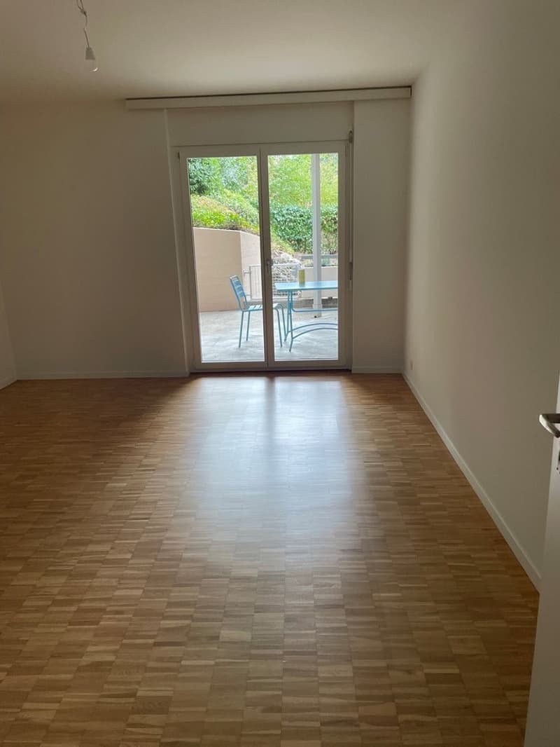 Das_grosse_Schlafzimmer_mit_Ausgang_zum_Sitzplatz.jpg