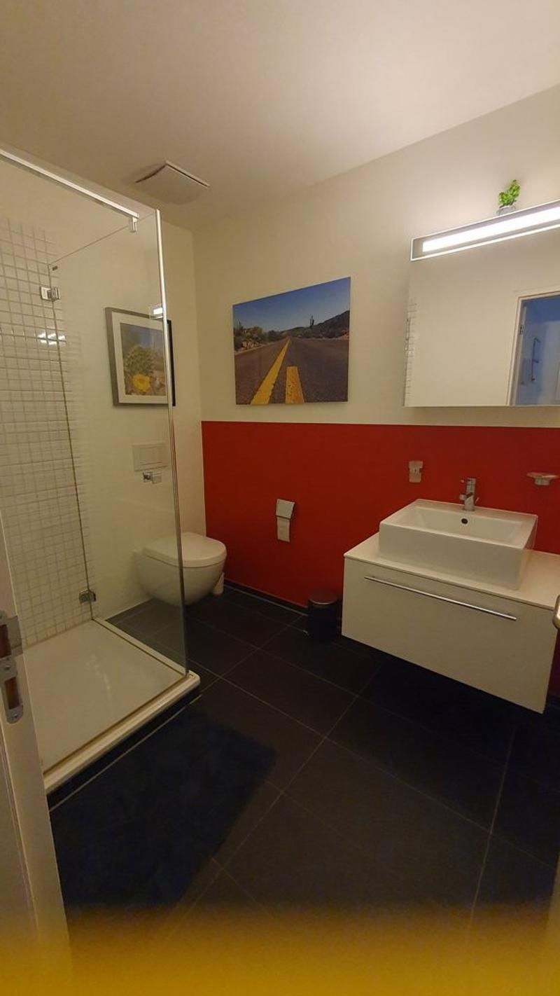 Badezimmer mit Dusche
