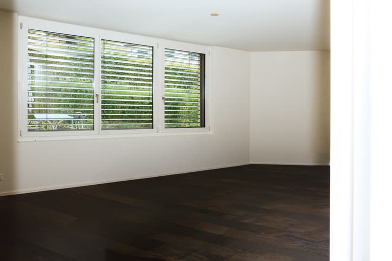 Das grosse Schlafzimmer verfügt über eine Einbauschrankfront