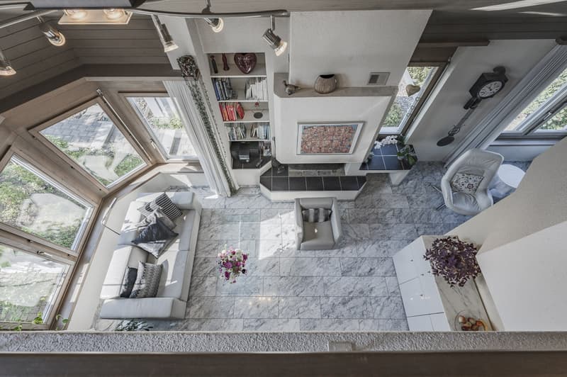 Sicht von Galerie ins Wohnzimmer