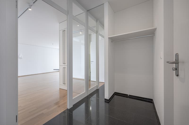 Entrée mit Garderobe und Gäste-WC