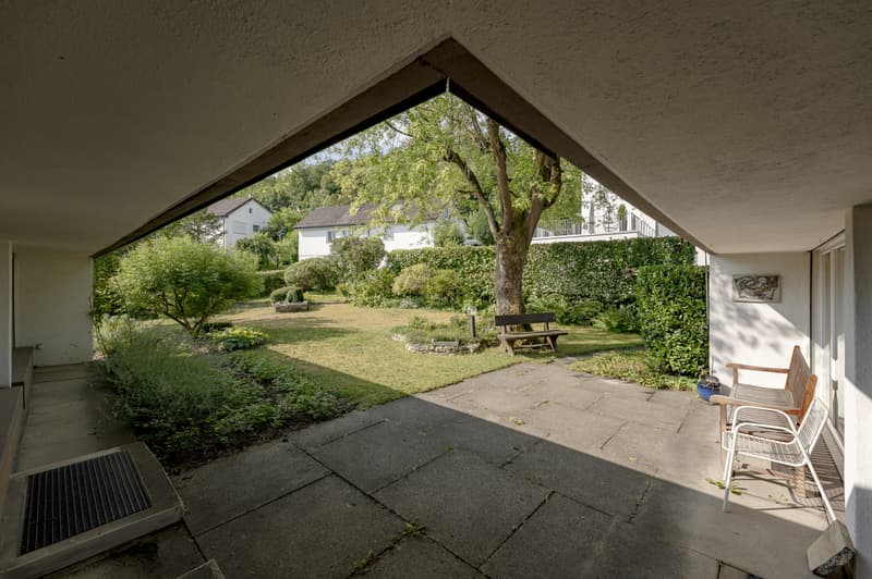 Sitzplatz mit Blick in Garten