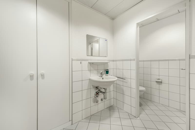 Badezimmer mit WC und Lavabo