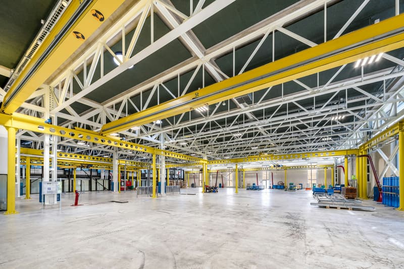 Hall moderne, grande de 5 000 m² avec bureaux et ateliers intégrés à l'intersection A1/A2 - divisible (1)