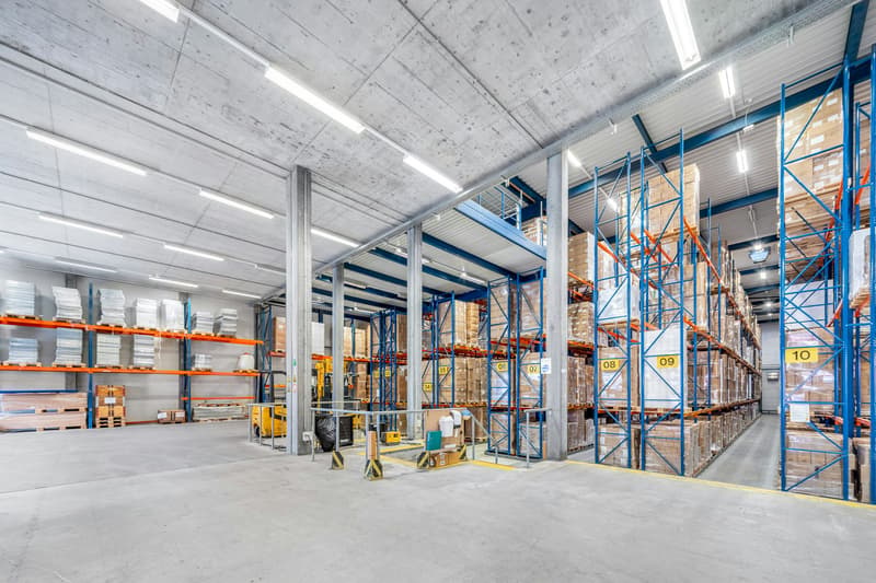 3'200 m² di magazzino riscaldato con scaffalature alte incl. carrelli elevatori Jungheinrich e 180 m² di spazio per uffici (4)