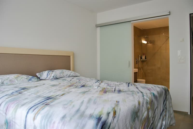 Schlafzimmer und Badezimmer